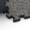 Großaufnahme vom Verbindungssystem von WARCO-Boden 6931 - Dopadová puzzle podložka im Farbdesign Tmavě šedá žula. Abmessungen 44,6 x 44,6 × 2,8 cm.