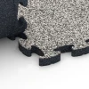 Großaufnahme vom Verbindungssystem von WARCO-Boden 6932 - Dopadová puzzle podložka im Farbdesign Šedá žula. Abmessungen 44,6 x 44,6 × 2,8 cm.