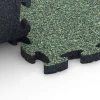 Großaufnahme vom Verbindungssystem von WARCO-Boden 6933 - Dopadová puzzle podložka im Farbdesign Anglický trávník. Abmessungen 44,6 x 44,6 × 2,8 cm.