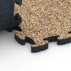 Großaufnahme vom Verbindungssystem von WARCO-Boden 6934 - Dopadová puzzle podložka im Farbdesign Terakota. Abmessungen 44,6 x 44,6 × 2,8 cm.