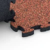 Großaufnahme vom Verbindungssystem von WARCO-Boden 6935 - Dopadová puzzle podložka im Farbdesign Etna. Abmessungen 44,6 x 44,6 × 2,8 cm.