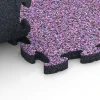 Großaufnahme vom Verbindungssystem von WARCO-Boden 6936 - Dopadová puzzle podložka im Farbdesign Levandule. Abmessungen 44,6 x 44,6 × 2,8 cm.