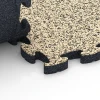 Großaufnahme vom Verbindungssystem von WARCO-Boden 6937 - Dopadová puzzle podložka im Farbdesign Travertin. Abmessungen 44,6 x 44,6 × 2,8 cm.