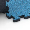 Großaufnahme vom Verbindungssystem von WARCO-Boden 6938 - Dopadová puzzle podložka im Farbdesign Atlantik. Abmessungen 44,6 x 44,6 × 2,8 cm.