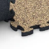 Großaufnahme vom Verbindungssystem von WARCO-Boden 6939 - Dopadová puzzle podložka im Farbdesign Ratan. Abmessungen 44,6 x 44,6 × 2,8 cm.