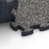 Großaufnahme vom Verbindungssystem von WARCO-Boden 6949 - Sportovní dlaždice hřiště im Farbdesign Tmavě šedá žula. Abmessungen 44,6 x 44,6 × 2,8 cm.