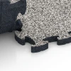 Großaufnahme vom Verbindungssystem von WARCO-Boden 6842 - Fitness Active podlaha im Farbdesign Šedá žula. Abmessungen 44,6 x 44,6 × 2,8 cm.