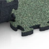 Großaufnahme vom Verbindungssystem von WARCO-Boden 6951 - Sportovní dlaždice hřiště im Farbdesign Anglický trávník. Abmessungen 44,6 x 44,6 × 2,8 cm.