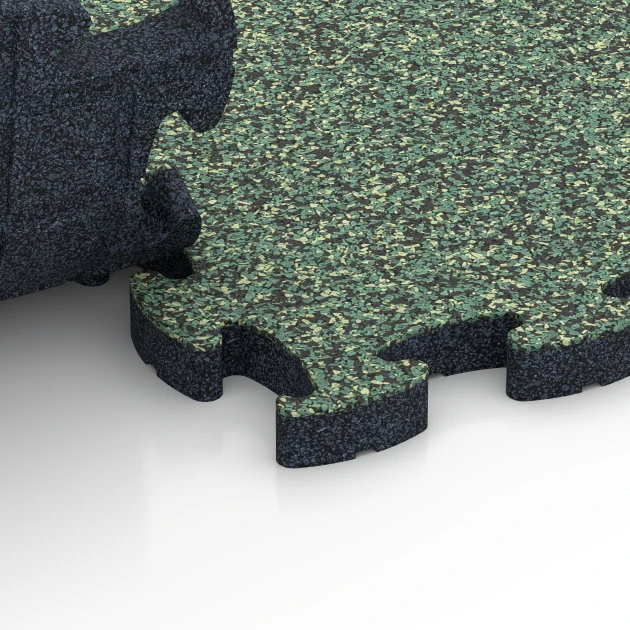 Großaufnahme vom Verbindungssystem von WARCO-Boden 6951 - Sportovní dlaždice hřiště im Farbdesign Anglický trávník. Abmessungen 44,6 x 44,6 × 2,8 cm.