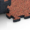 Großaufnahme vom Verbindungssystem von WARCO-Boden 6845 - Fitness Active podlaha im Farbdesign Etna. Abmessungen 44,6 x 44,6 × 2,8 cm.