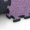 Großaufnahme vom Verbindungssystem von WARCO-Boden 6945 - Terasová gumová dlažba im Farbdesign Levandule. Abmessungen 44,6 x 44,6 × 2,8 cm.
