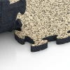 Großaufnahme vom Verbindungssystem von WARCO-Boden 6955 - Sportovní dlaždice hřiště im Farbdesign Travertin. Abmessungen 44,6 x 44,6 × 2,8 cm.