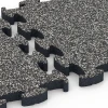 Großaufnahme vom Verbindungssystem von WARCO-Boden 6877 - Fitness Max Floor System im Farbdesign Tmavě šedá žula. Abmessungen 44,6 x 44,6 × 2,8 cm.