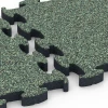 Großaufnahme vom Verbindungssystem von WARCO-Boden 6879 - Fitness Max Floor System im Farbdesign Anglický trávník. Abmessungen 44,6 x 44,6 × 2,8 cm.