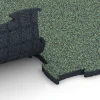 Großaufnahme vom Verbindungssystem von WARCO-Boden 6852 - Fitness Active podlaha im Farbdesign Anglický trávník. Abmessungen 97,1 x 97,1 x 2,8 cm.