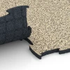 Großaufnahme vom Verbindungssystem von WARCO-Boden 6856 - Fitness Active podlaha im Farbdesign Travertin. Abmessungen 97,1 x 97,1 x 2,8 cm.