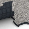 Großaufnahme vom Verbindungssystem von WARCO-Boden 6887 - Fitness Max Floor System im Farbdesign Šedá žula. Abmessungen 97,1 x 97,1 x 2,8 cm.