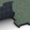 Großaufnahme vom Verbindungssystem von WARCO-Boden 6888 - Fitness Max Floor System im Farbdesign Anglický trávník. Abmessungen 97,1 x 97,1 x 2,8 cm.