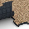 Großaufnahme vom Verbindungssystem von WARCO-Boden 6889 - Fitness Max Floor System im Farbdesign Terakota. Abmessungen 97,1 x 97,1 x 2,8 cm.
