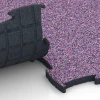 Großaufnahme vom Verbindungssystem von WARCO-Boden 6891 - Fitness Max Floor System im Farbdesign Levandule. Abmessungen 97,1 x 97,1 x 2,8 cm.
