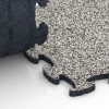 Großaufnahme vom Verbindungssystem von WARCO-Boden 6815 - Klik dlaždice kamenný koberec im Farbdesign Šedá žula. Abmessungen 28,9 x 28,9 x 1,8 cm.