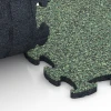 Großaufnahme vom Verbindungssystem von WARCO-Boden 6816 - Klik dlaždice kamenný koberec im Farbdesign Anglický trávník. Abmessungen 28,9 x 28,9 x 1,8 cm.