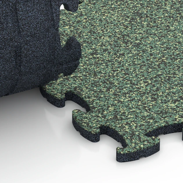 Großaufnahme vom Verbindungssystem von WARCO-Boden 6816 - Klik dlaždice kamenný koberec im Farbdesign Anglický trávník. Abmessungen 28,9 x 28,9 x 1,8 cm.