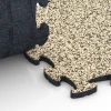 Großaufnahme vom Verbindungssystem von WARCO-Boden 6820 - Klik dlaždice kamenný koberec im Farbdesign Travertin. Abmessungen 28,9 x 28,9 x 1,8 cm.