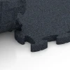 Großaufnahme vom Verbindungssystem von WARCO-Boden 6959 - Fitness Premium sportovní podlaha im Farbdesign Antracit. Abmessungen 28,9 x 28,9 x 2,8 cm.