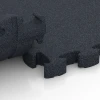 Großaufnahme vom Verbindungssystem von WARCO-Boden 6965 - Fitness Premium sportovní podlaha Plus im Farbdesign Antracit. Abmessungen 28,9 x 28,9 x 2,8 cm.