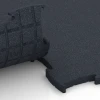 Großaufnahme vom Verbindungssystem von WARCO-Boden 6969 - Fitness Premium sportovní podlaha Plus im Farbdesign Antracit. Abmessungen 99 x 99 x 2,8 cm.
