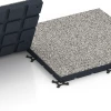 Großaufnahme vom Verbindungssystem von WARCO-Boden 7142 - Sportovní podlaha pro venkovní fitness im Farbdesign Šedá žula. Abmessungen 60 x 60 x 4 cm | 0,36 m².