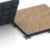 Großaufnahme vom Verbindungssystem von WARCO-Boden 7144 - Sportovní podlaha pro venkovní fitness im Farbdesign Terakota. Abmessungen 60 x 60 x 4 cm | 0,36 m².