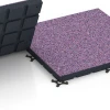 Großaufnahme vom Verbindungssystem von WARCO-Boden 7146 - Sportovní podlaha pro venkovní fitness im Farbdesign Levandule. Abmessungen 60 x 60 x 4 cm | 0,36 m².
