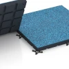 Großaufnahme vom Verbindungssystem von WARCO-Boden 7148 - Sportovní podlaha pro venkovní fitness im Farbdesign Atlantik. Abmessungen 60 x 60 x 4 cm | 0,36 m².