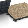 Großaufnahme vom Verbindungssystem von WARCO-Boden 7149 - Sportovní podlaha pro venkovní fitness im Farbdesign Ratan. Abmessungen 60 x 60 x 4 cm | 0,36 m².