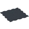 Aufsicht auf die Unterseite, also die Bodenseite von WARCO-Formteil 6963 - Fitness Premium sportovní podlaha im Format 99 x 99 x 2,8 cm.