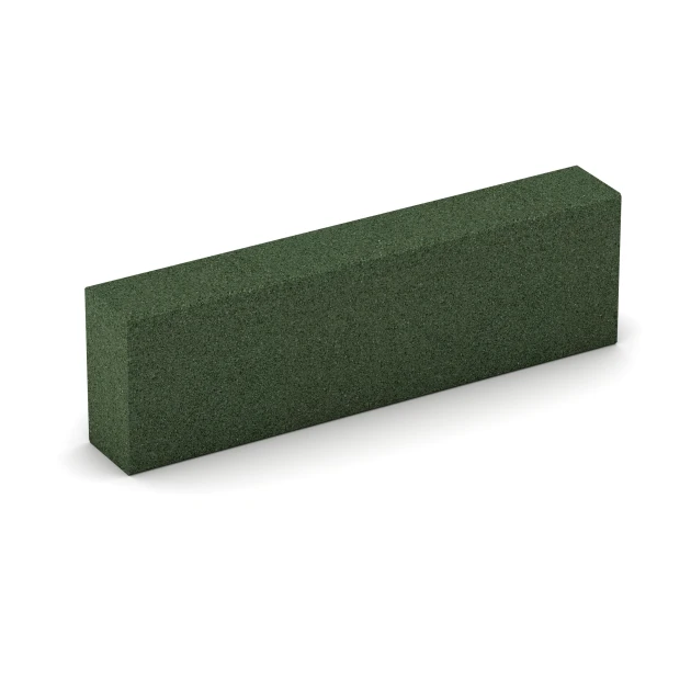 Foto der hinteren Seite vom unsymmetrischen WARCO-Formteil 7030: Schod z gumového granulátu, Design Travní zelená, Maße 100 x 30 x 15 cm.
