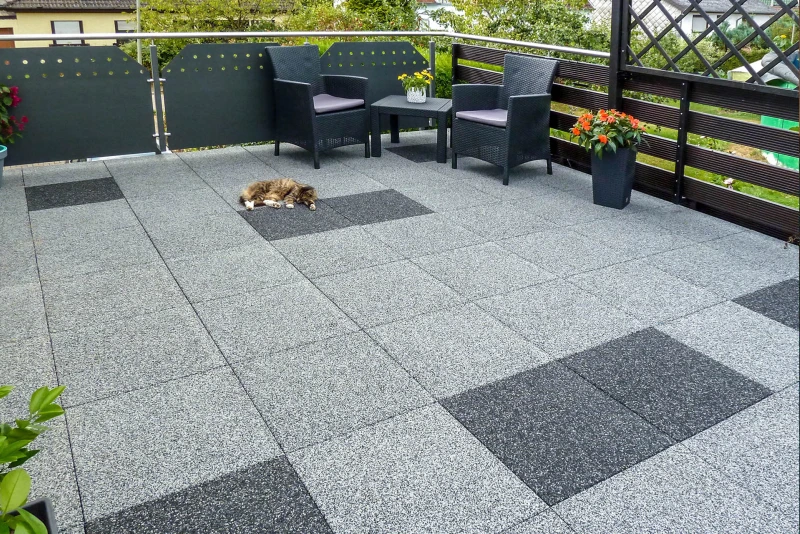 It is often possible to create a fantastic roof terrace on a garage roof or an attached room with little effort. Floor tiles from WARCO make it easier to design the roof terrace, as they are simply laid on top of the roof waterproofing. The family and pets will love the newly designed oasis of well-being on the flat roof.